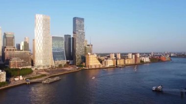 İngiltere 'nin orta Londra şehrindeki Canary Wharf binalarının yüksek açılı görüntüsü. Görüntü, İHA 'nın Düşük İrtifa Kamerası ile 08 Haziran 2023' te Temiz Hava Günü 'nde çekildi..