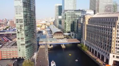 İngiltere 'nin orta Londra şehrindeki Canary Wharf binalarının yüksek açılı görüntüsü. Görüntü, İHA 'nın Düşük İrtifa Kamerası ile 08 Haziran 2023' te Temiz Hava Günü 'nde çekildi..