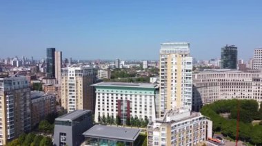 İngiltere 'nin orta Londra şehrindeki Canary Wharf binalarının yüksek açılı görüntüsü. Görüntü, İHA 'nın Düşük İrtifa Kamerası ile 08 Haziran 2023' te Temiz Hava Günü 'nde çekildi..