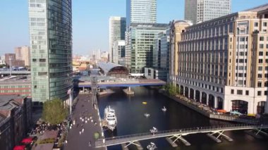 İngiltere 'nin orta Londra şehrindeki Canary Wharf binalarının yüksek açılı görüntüsü. Görüntü, İHA 'nın Düşük İrtifa Kamerası ile 08 Haziran 2023' te Temiz Hava Günü 'nde çekildi..