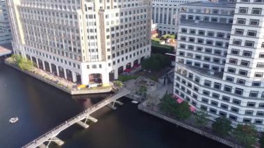 İngiltere 'nin orta Londra şehrindeki Canary Wharf binalarının yüksek açılı görüntüsü. Görüntü, İHA 'nın Düşük İrtifa Kamerası ile 08 Haziran 2023' te Temiz Hava Günü 'nde çekildi..