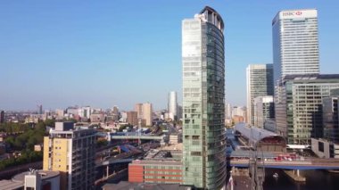 İngiltere 'nin orta Londra şehrindeki Canary Wharf binalarının yüksek açılı görüntüsü. Görüntü, İHA 'nın Düşük İrtifa Kamerası ile 08 Haziran 2023' te Temiz Hava Günü 'nde çekildi..