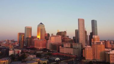 İngiltere 'nin orta Londra şehrindeki Canary Wharf binalarının yüksek açılı görüntüsü. Görüntü, İHA 'nın Düşük İrtifa Kamerası ile 08 Haziran 2023' te Temiz Hava Günü 'nde çekildi..