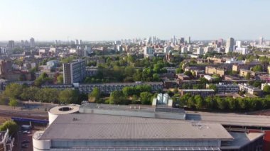 İngiltere 'nin orta Londra şehrindeki Canary Wharf binalarının yüksek açılı görüntüsü. Görüntü, İHA 'nın Düşük İrtifa Kamerası ile 08 Haziran 2023' te Temiz Hava Günü 'nde çekildi..