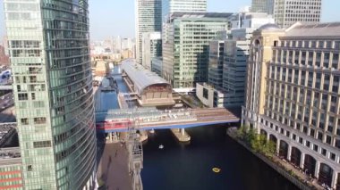 İngiltere 'nin orta Londra şehrindeki Canary Wharf binalarının yüksek açılı görüntüsü. Görüntü, İHA 'nın Düşük İrtifa Kamerası ile 08 Haziran 2023' te Temiz Hava Günü 'nde çekildi..