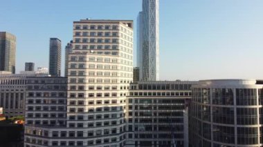 İngiltere 'nin orta Londra şehrindeki Canary Wharf binalarının yüksek açılı görüntüsü. Görüntü, İHA 'nın Düşük İrtifa Kamerası ile 08 Haziran 2023' te Temiz Hava Günü 'nde çekildi..