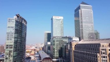 İngiltere 'nin orta Londra şehrindeki Canary Wharf binalarının yüksek açılı görüntüsü. Görüntü, İHA 'nın Düşük İrtifa Kamerası ile 08 Haziran 2023' te Temiz Hava Günü 'nde çekildi..