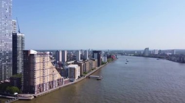 İngiltere 'nin orta Londra şehrindeki Canary Wharf binalarının yüksek açılı görüntüsü. Görüntü, İHA 'nın Düşük İrtifa Kamerası ile 08 Haziran 2023' te Temiz Hava Günü 'nde çekildi..