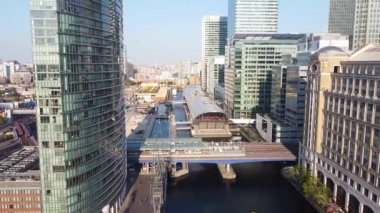 İngiltere 'nin orta Londra şehrindeki Canary Wharf binalarının yüksek açılı görüntüsü. Görüntü, İHA 'nın Düşük İrtifa Kamerası ile 08 Haziran 2023' te Temiz Hava Günü 'nde çekildi..
