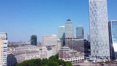 İngiltere 'nin orta Londra şehrindeki Canary Wharf binalarının yüksek açılı görüntüsü. Görüntü, İHA 'nın Düşük İrtifa Kamerası ile 08 Haziran 2023' te Temiz Hava Günü 'nde çekildi..