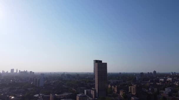 英国伦敦市中心金丝雀码头大楼的高角度视图 2023年6月8日 在晴朗天气的温暖日用无人机在低空拍摄了一些影像 — 图库视频影像