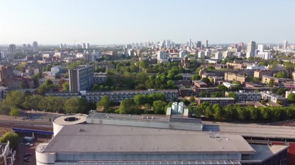 高角度英国のロンドン中心部にあるカナリア ウォーフ ビルの眺め英国 晴天の暖かい日の2023年6月8日に 低高度でドローンのカメラで撮影されました — ストック動画