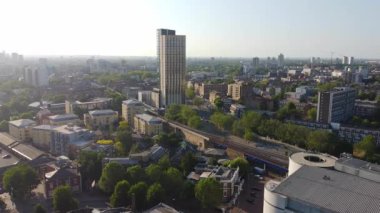 İngiltere 'nin orta Londra şehrindeki Canary Wharf binalarının yüksek açılı görüntüsü. Görüntü, İHA 'nın Düşük İrtifa Kamerası ile 08 Haziran 2023' te Temiz Hava Günü 'nde çekildi..