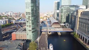 İngiltere 'nin orta Londra şehrindeki Canary Wharf binalarının yüksek açılı görüntüsü. Görüntü, İHA 'nın Düşük İrtifa Kamerası ile 08 Haziran 2023' te Temiz Hava Günü 'nde çekildi..