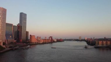 İngiltere 'nin orta Londra şehrindeki Canary Wharf binalarının yüksek açılı görüntüsü. Görüntü, İHA 'nın Düşük İrtifa Kamerası ile 08 Haziran 2023' te Temiz Hava Günü 'nde çekildi..