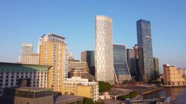 İngiltere 'nin orta Londra şehrindeki Canary Wharf binalarının yüksek açılı görüntüsü. Görüntü, İHA 'nın Düşük İrtifa Kamerası ile 08 Haziran 2023' te Temiz Hava Günü 'nde çekildi..