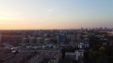 İngiltere 'nin orta Londra şehrindeki Canary Wharf binalarının yüksek açılı görüntüsü. Görüntü, İHA 'nın Düşük İrtifa Kamerası ile 08 Haziran 2023' te Temiz Hava Günü 'nde çekildi..