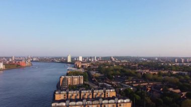 Günbatımında Londra 'nın merkezindeki Thames Nehri' nde tekne. Görüntüler 8 Haziran 2023 'te Canary Wharf London England' da çekildi..