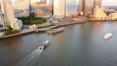 Günbatımında Londra 'nın merkezindeki Thames Nehri' nde tekne. Görüntüler 8 Haziran 2023 'te Canary Wharf London England' da çekildi..