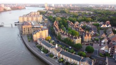 Günbatımında Londra 'nın merkezindeki Thames Nehri' nde tekne. Görüntüler 8 Haziran 2023 'te Canary Wharf London England' da çekildi..