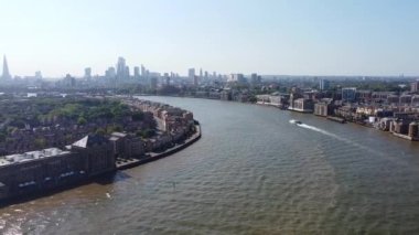 Günbatımında Londra 'nın merkezindeki Thames Nehri' nde tekne. Görüntüler 8 Haziran 2023 'te Canary Wharf London England' da çekildi..