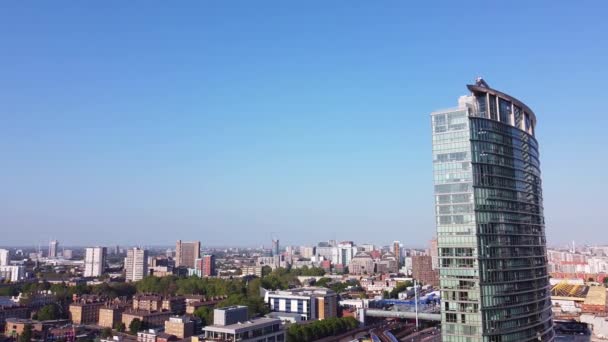 高角度英国のロンドン中心部にあるカナリア ウォーフ ビルの眺め英国 晴天の暖かい日の2023年6月8日に 低高度でドローンのカメラで撮影されました — ストック動画
