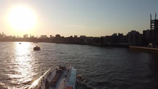 Barco Río Támesis Del Centro Londres Durante Puesta Del Sol — Vídeo de stock