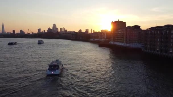 Barca Tamigi Del Centro Londra Durante Tramonto Riprese Sono State — Video Stock