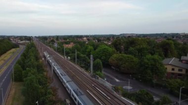 Luton Tren İstasyonu ve İngiltere 'nin Luton Kasabası Şehir Merkezi' ndeki tren raylarının hava görüntüleri ve yüksek açılı görüntüsü.