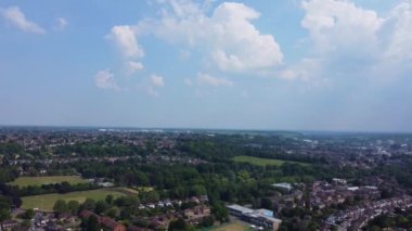 İngiltere 'nin Luton kasabasındaki yerleşim bölgesi ve emlak konutlarının hava görüntüsü. Görüntü İHA 'nın Kamerasıyla 11 Haziran 2023' te kaydedildi.