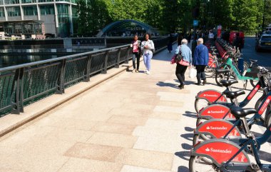 Londra, İngiltere, Birleşik Krallık - 8 Haziran 2023: Londra 'daki Canary Wharf' taki insanlar 