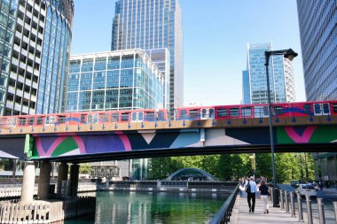 Londra, İngiltere, Birleşik Krallık - 8 Haziran 2023: Londra 'daki Canary Wharf' taki insanlar 
