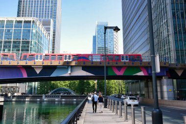 Londra, İngiltere, Birleşik Krallık - 8 Haziran 2023: Londra 'daki Canary Wharf' taki insanlar 