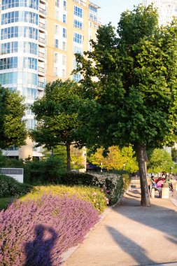 Londra, İngiltere, Birleşik Krallık - 8 Haziran 2023: Londra 'daki Canary Wharf' taki insanlar 