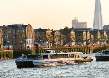 Londra, İngiltere, Birleşik Krallık - 8 Haziran 2023: Thames Nehri ve Londra Şehri 'nin panoramik manzarası