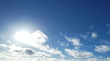 En İyi Yüksek Açılı Hızlı Hareket Eden Bulutların Mavi Gökyüzü Görüntüsü