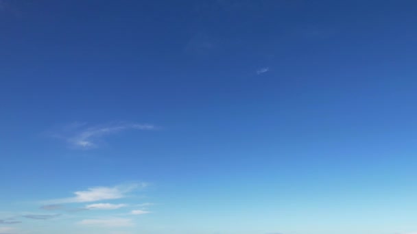 青い空の上の高速移動雲の最高の高角度映像 — ストック動画