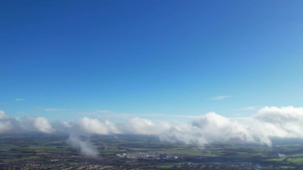 Yüksek Açılı Hızlı Hareket Eden Bulutların Mavi Gökyüzü Görüntüsü — Stok video