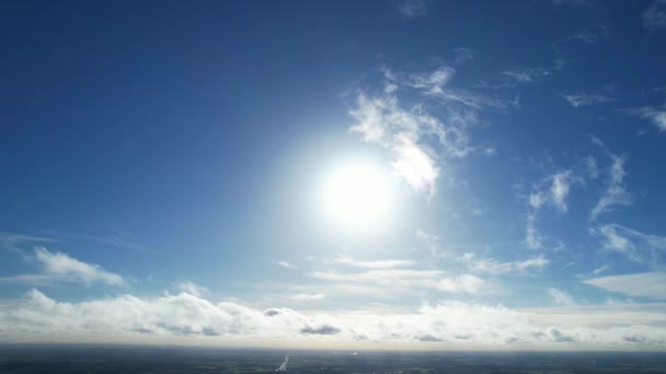 Najlepszy Wysokokątny Obraz Szybko Poruszających Się Chmur Nad Błękitnym Niebem — Wideo stockowe