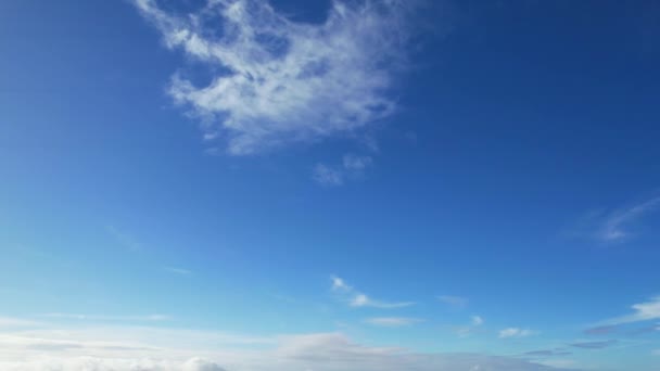 Лучший Высокогорный След Быстро Движущихся Облаков Над Голубым Небом — стоковое видео
