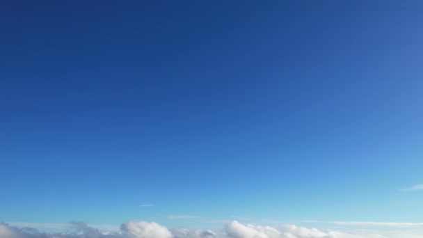 Najlepszy Wysokokątny Obraz Szybko Poruszających Się Chmur Nad Błękitnym Niebem — Wideo stockowe