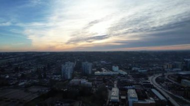 Günbatımında Merkez Luton Şehir ve Binalarının Yüksek Açılı Manzarası, İngiltere 'nin Modern ve Tarihsel Görüş Alanı Güzel Görüntüsü, 23 Ocak 2023' te yakalandı.