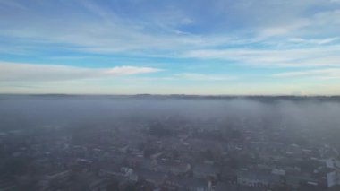 Yüksek Açı Şehir Manzarası ve İngiltere 'de Soğuk Bir Sabah Bulutları 