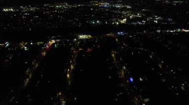 Aydınlanmış İngiliz Şehri ve Gece Yolları 'nın Güzel Hava Manzarası. İHA 'nın Aydınlanmış İngiliz Kasabası Yüksek Açı Görüntüsü. Görüntü 24 Aralık 2022 'de çekildi.