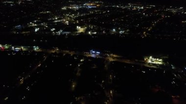 Aydınlanmış İngiliz Şehri ve Gece Yolları 'nın Güzel Hava Manzarası. İHA 'nın Aydınlanmış İngiliz Kasabası Yüksek Açı Görüntüsü. Görüntü 24 Aralık 2022 'de çekildi.