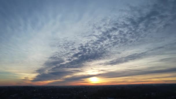 2023年1月23日拍摄的 日落时分中央卢顿城与建筑物的高角景观 英国现代与历史城镇景观 的美丽镜头 — 图库视频影像