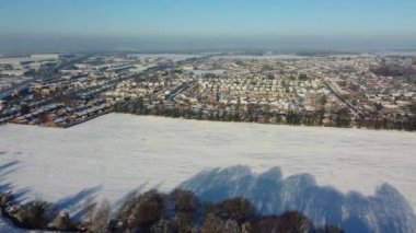 Kar yağışından sonra İngiltere 'nin Luton şehrinin yüksek açılı görüntüsü Kuzey Luton' un manzarasını ve Cityscape 'ini kapsıyordu.. 
