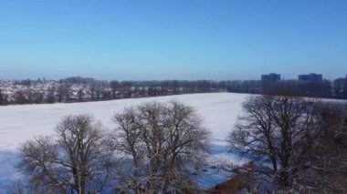 Kar yağışından sonra İngiltere 'nin Luton şehrinin yüksek açılı görüntüsü Kuzey Luton' un manzarasını ve Cityscape 'ini kapsıyordu.. 