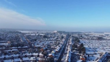 Kar yağışından sonra İngiltere 'nin Luton şehrinin yüksek açılı görüntüsü Kuzey Luton' un manzarasını ve Cityscape 'ini kapsıyordu.. 