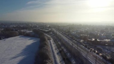 Kar yağışından sonra İngiltere 'nin Luton şehrinin yüksek açılı görüntüsü Kuzey Luton' un manzarasını ve Cityscape 'ini kapsıyordu.. 